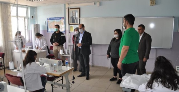 Silopi Yenişehir Mesleki Teknik Anadolu Lisesi öğrencileri maske üretmeye başladı.