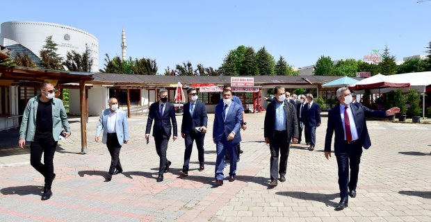Başkan Gürkan,Sümerparkta devam eden restorasyon çalışmalarını inceledi.