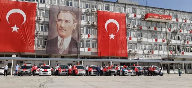 Vefa Sosyal Destek Grupları Adıyamanlılara Türk Bayrağı dağıttı.