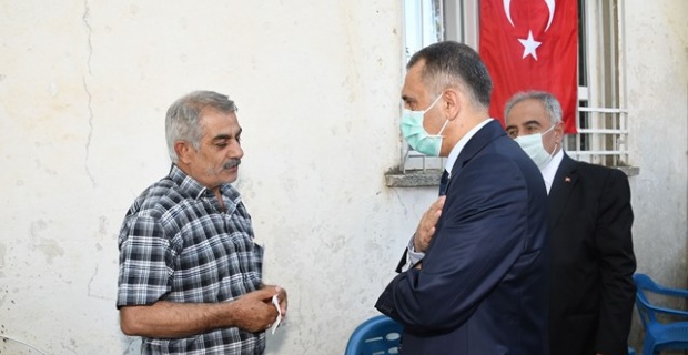 Adıyaman Valisi Çuhadar,Şehit Gül’ün ailesini ziyaret ederek başsağlığı diledi.