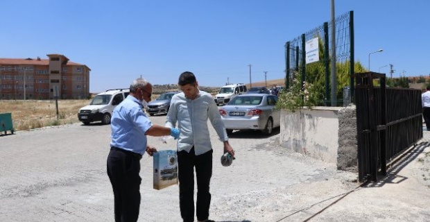 Başkan Aksoy "ekiplerimizce Cuma Namazı kılınan alanların girişinde maske dağıtıldı"