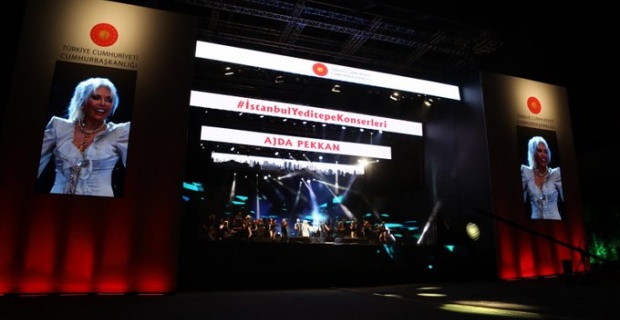“İstanbul Yeditepe Konserleri"nin ilk gününde Ajda Pekkan müzikseverlerle buluştu