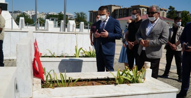 Siirt Valisi Hacıbektaşoğlu,'Garnizon Şehitliği'ni ziyaret etti.