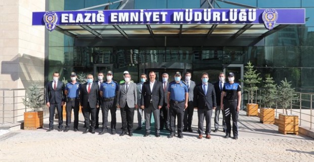 Vali Kaldırım,İl Emniyet Müdürü Celal Sel nezdinde teşkilat mensupları ile vedalaştı.