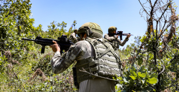 4 PKK’lı terörist, Silopi’de güvenlik güçlerine teslim oldu.