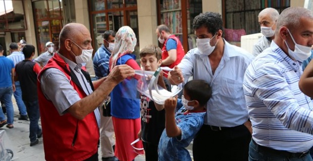 Siirt'te siperlik ve maske dağıtıldı