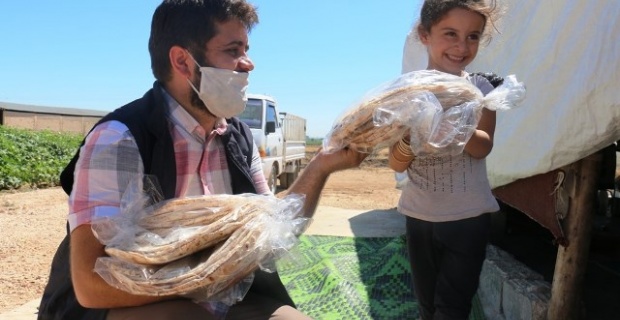 Akçakale'de dar gelirli 2 bin Türk ve Suriyeli aileye 4 bin paket Ekmek dağıtıldı.