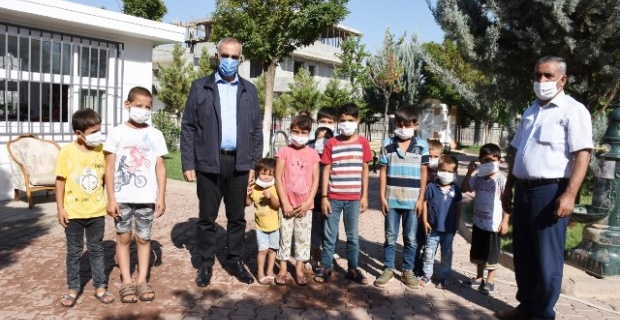 Başkan Bayık parktaki çocuklara maske dağıttı