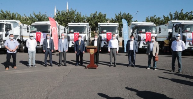 Büyükşehir Belediyesi, satın aldığı 10 adet hafriyat ve asfalt döküm aracını tanıttı.