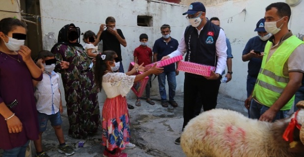 Eyyübiye Belediye Başkanı Kuş,onlarca aileye kurbanlarını teslim edip, mutluluklarına ortak oldu