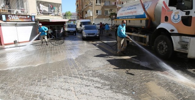 Haliliye Belediyesi cadde ve sokakları köpüklü su ile yıkayarak dezenfekte etti.
