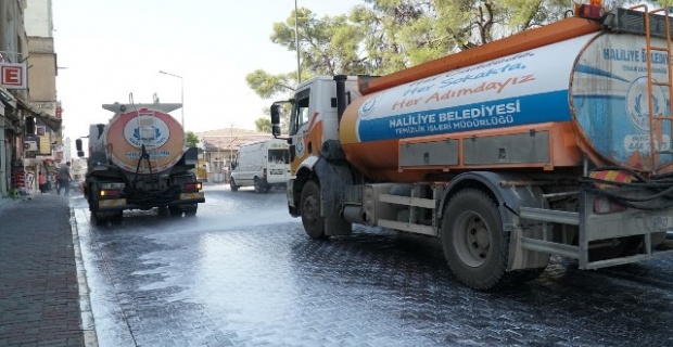 Haliliye Belediyesi,cadde ve sokakları köpüklü su ile yıkayarak dezenfekte etti.