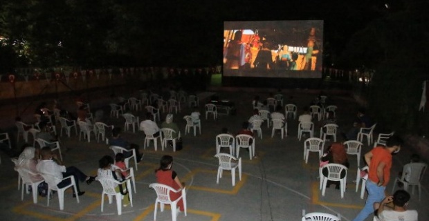 Şanlıurfa Büyükşehir'den sosyal mesafeli açık hava sineması