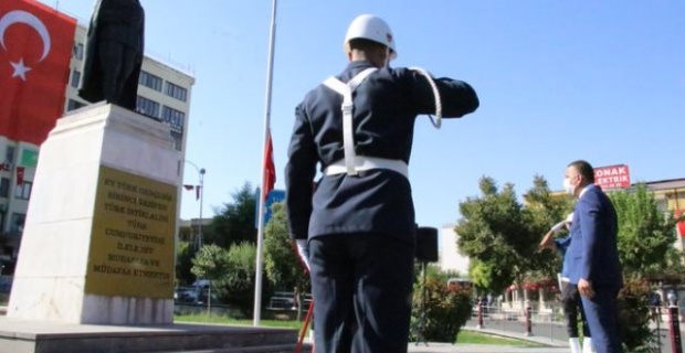Siirt Valisi Hacıbektaşoğlu,Atatürk Anıtına çelenk sundu.