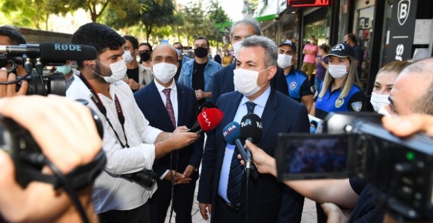 Adana Valisi Elban, esnaf ve vatandaşlara maske takmaları, hijyen ve fiziki mesafe kurallarına uymalarını hatırlattı.