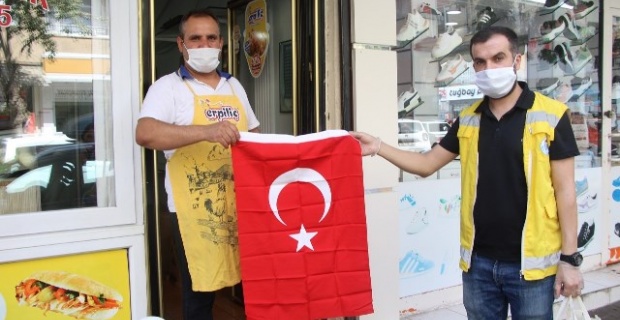 Haliliye Belediyesi,esnaf ve vatandaşlara bayrak hediye etti.