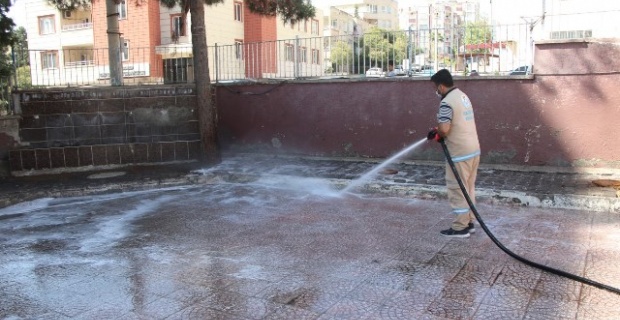 Haliliye Belediyesi,tüm okul bahçelerini içerisinde dezenfektan bulunan deterjanlı su ile yıkıyor.