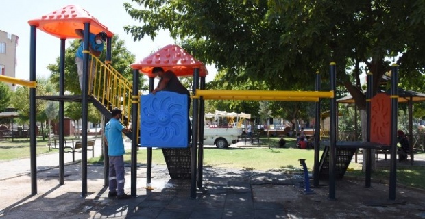 Hilvan Belediyesi parklarda yeni çocuk oyun grupları kurdu