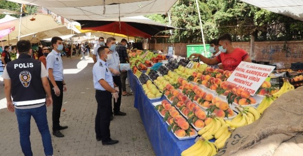 Karaköprü Belediyesi emniyet ekipleri ile birlikte ilçedeki pazar yerlerinde pandemi denetimine çıktı.