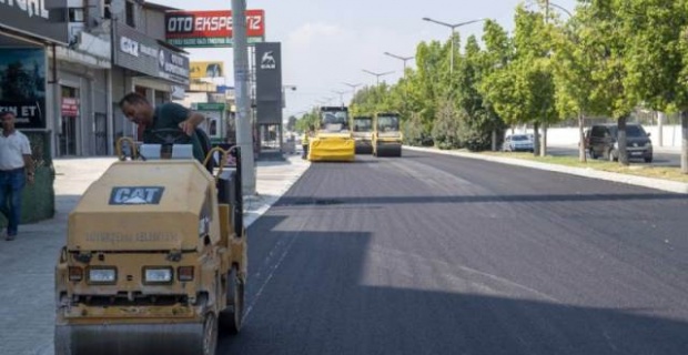Mersin Büyükşehir,Turgut Özal Bulvarı’nda 5 bin 500 ton sıcak asfalt kaplama çalışması gerçekleştirdi.