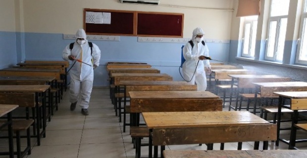 Haliliye Belediyesi,okulların bahçelerini deterjanlı su ile yıkayarak, sınıfları dezenfekte etti.