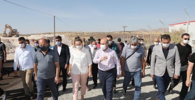 Mardin Valisi Mahmut Demirtaş,Savur'da yol yapım çalışmalarını inceledi.