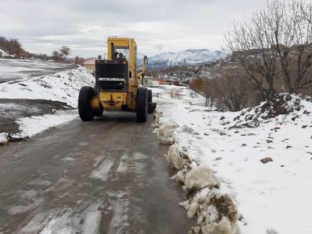 Büyükşehir ekipleri,karla mücadele çalışmalarını sürdürüyor.