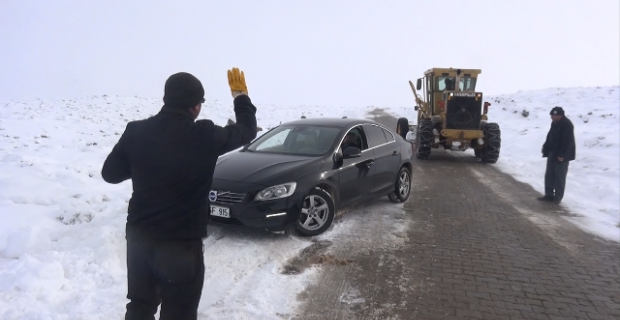 Kar yağışı nedeniyle yolda mahsur kalan vatandaşları Büyükşehir ekipleri kurtardı.