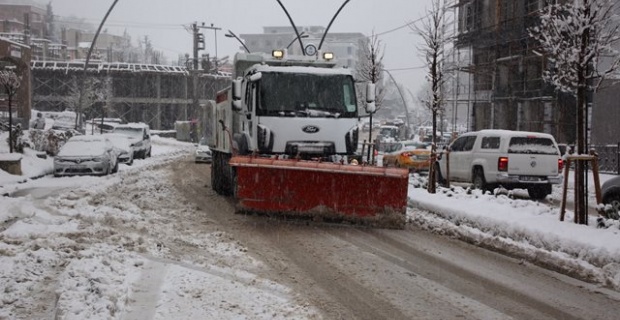 Şırnak Belediyesi "karla mücadele aralıksız devam ediyor"
