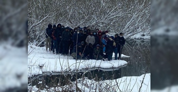 Bir grup düzensiz göçmen donmaktan kurtarıldı