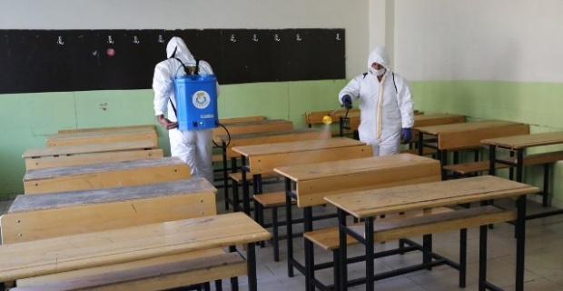 Haliliye Belediyesi,okullarda dezenfekte çalışmalarını devam ettiriyor.