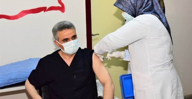 Malatya Valisi Baruş, Covid-19 aşısının ilk dozunu yaptırdı