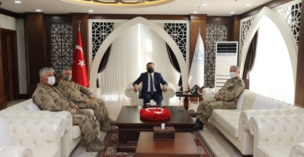 Tümgeneral Kurtoğlu ve Tuğgeneral Çolak Hakkari Valisi Akbıyık'ı ziyaret ettiler