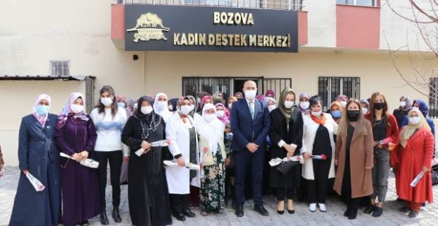 Başkan Aksoy,8 Mart dünya kadınlar gününü karanfil dağıtarak kutladı