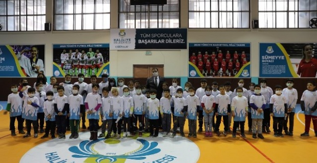 Başkan Canpolat'tan 80 Okula spor malzemesi desteği