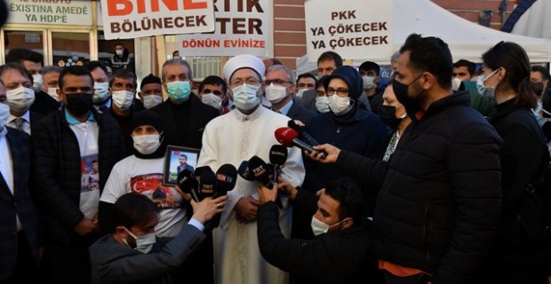 Diyanet İşleri Başkanı Erbaş, 'Diyarbakır Anneleri'ni ziyaret etti.