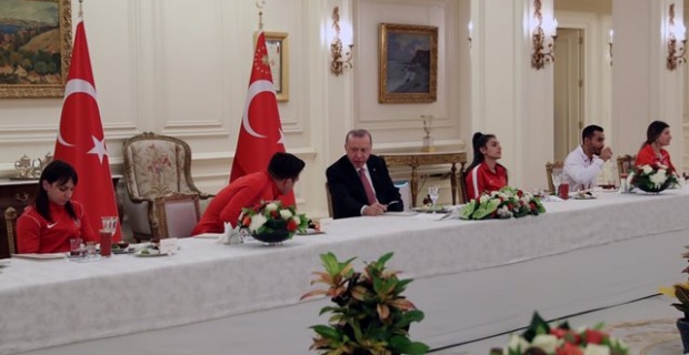 Cumhurbaşkanı Erdoğan,millî sporcular ile iftar yemeğinde bir araya geldi.