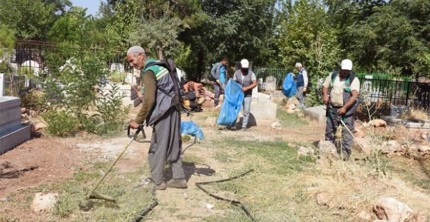 Hilvan’da mezarlıklar Bayram ziyaretlerine hazırlanıyor
