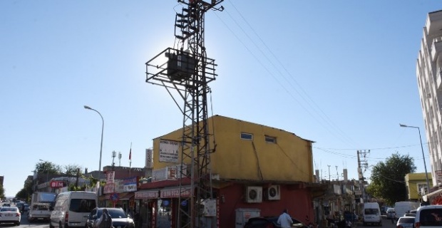 Hilvan’da DEDAŞ’a ait kaldırımdaki elektrik direği tehlike oluşturuyor