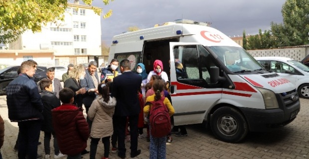 Eyyübiye İlçe Sağlık Müdürlüğü Mobil Aşı Ekipleri, Kapı Kapı Dolaşarak Vatandaşların Aşılarını Yapıyor.
