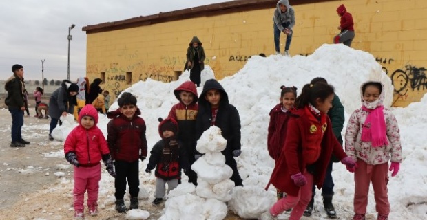 Akçakale'de çocuklar kartopu oynayarak kar sevinci yaşadı.