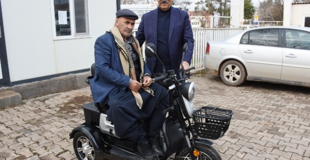 Başkan Bayık Engelliye Elektrikli Motosiklet Hediye Etti
