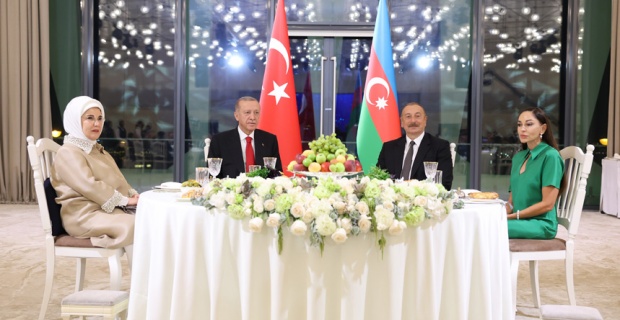 Cumhurbaşkanı Erdoğan, Azerbaycan Cumhurbaşkanı Aliyev’in onuruna verdiği yemeğe katıldı
