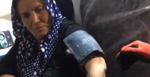Kıyma makinesinde biber çekmeye çalışan kadın elini makineye kaptırdı