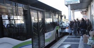 Halk Otobüsü 9 Araca Çarparak Durdu