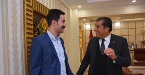 Atilla,DEDAŞ Şanlıurfa Proje Müdürü Mehmet Kürüm'e plaket verdi.