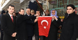 Hilvan'da, Milli Birlik ve Beraberlik İçin Türk Bayrağı Dağıtıldı