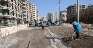 Karşıyaka'da kilitli beton parke döşeme çalışmaları devam ediyor.