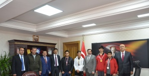Wushu takımı İl Milli Eğitim Müdürü Turan’ı makamında ziyaret ettiler.