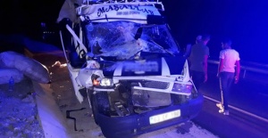 Minibüs Kamyona çarptı: 15 yaralı